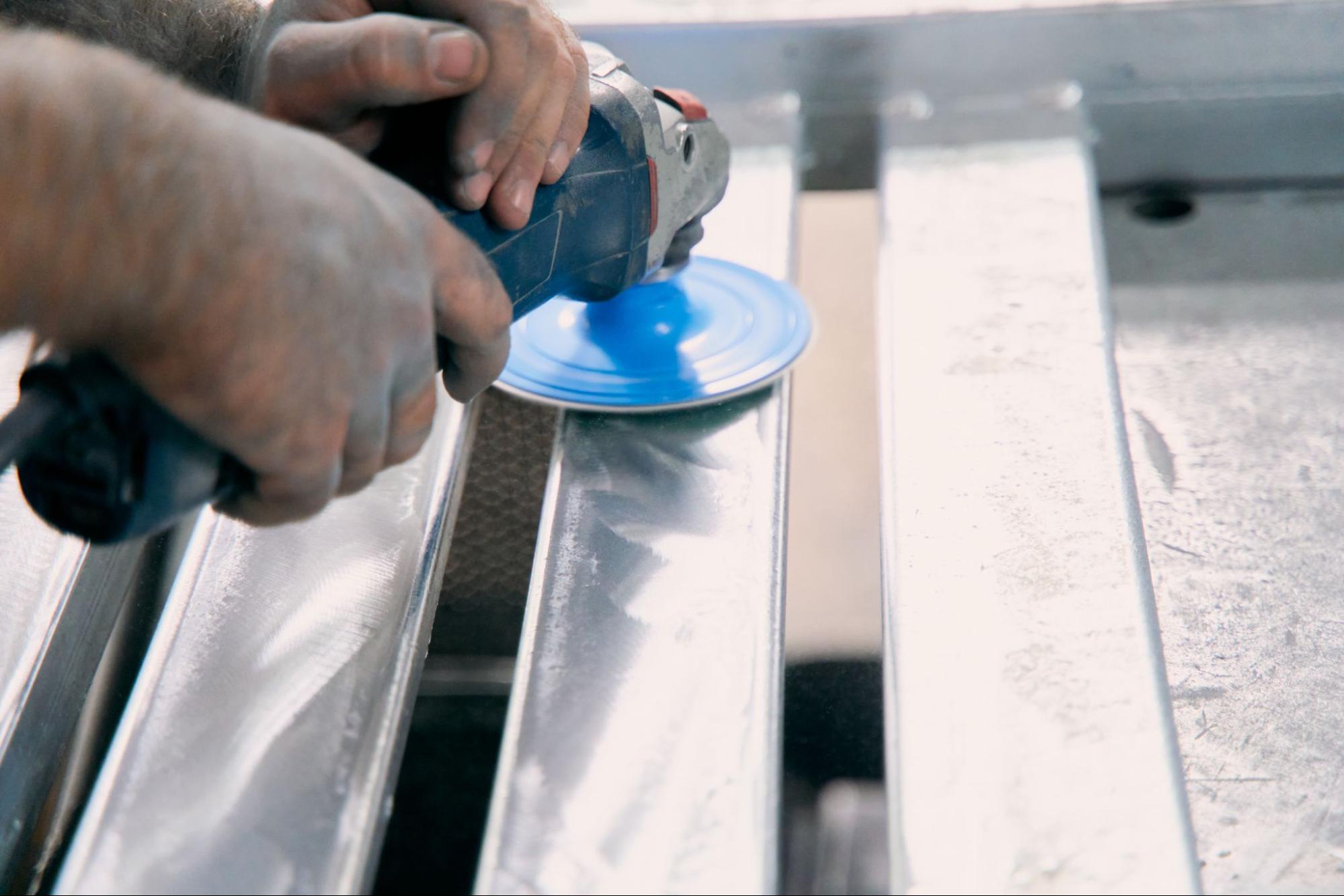 Полировка стальных поверхностей: технологии промышленного и бытового применения